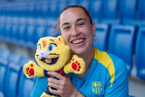 Cata Coll with Cat in the Johan Cruyff stands posing with the mascot 'Cat'