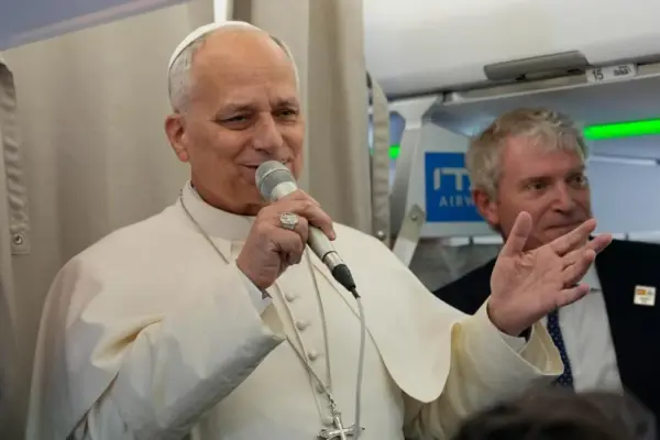 León XIV, asked about Barça and Real Madrid on the flight to Spain: “The Pope belongs to everyone, but Prevost is from Madrid”