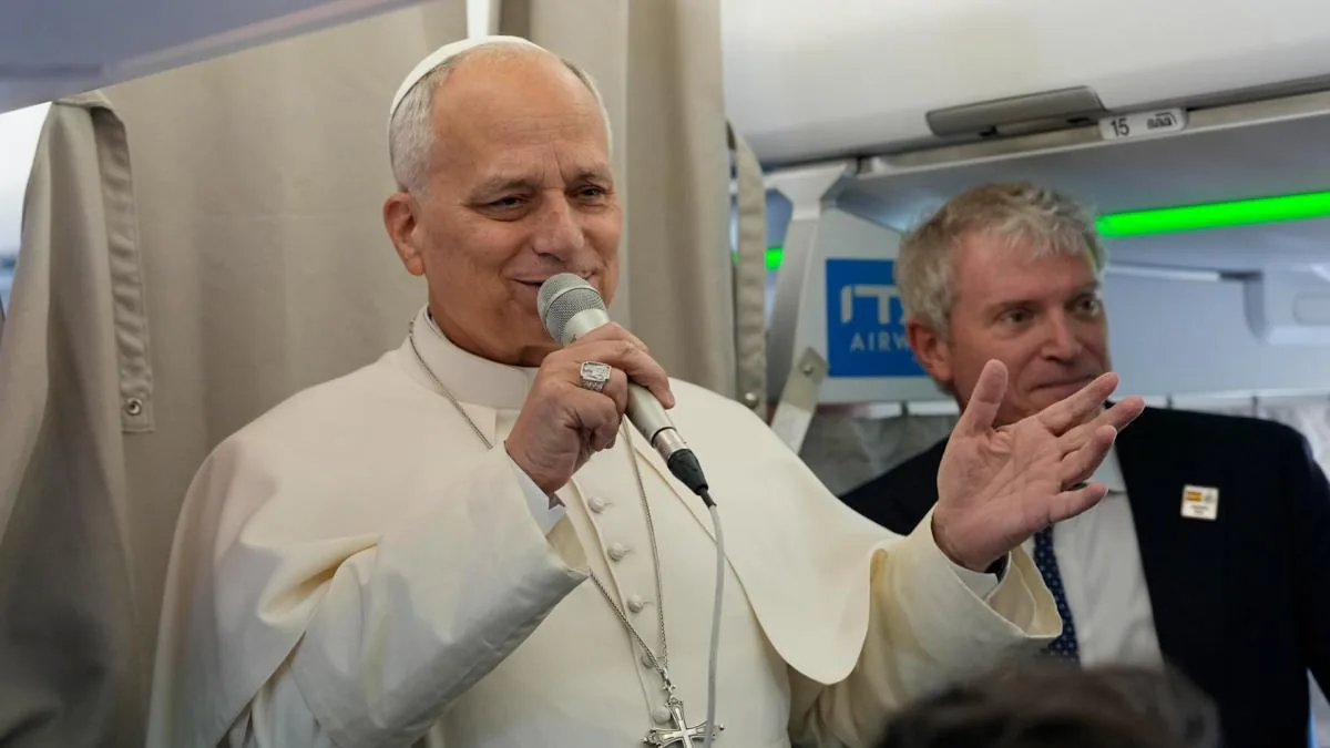 León XIV, asked about Barça and Real Madrid on the flight to Spain: “The Pope belongs to everyone, but Prevost is from Madrid”