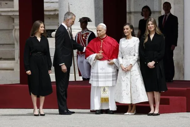 La familia Real al completo y el Papa.
