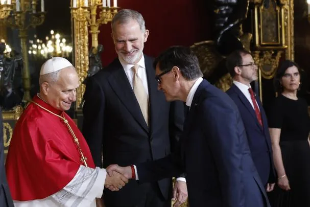 The President of the Generalitat of Catalonia, Salvador Illa (right), greets Pope Leo XIV, in the presence of King Felipe VI