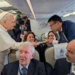 The Pope receives on the plane to Spain the book 'Leo XIV. A Pope for turbulent times', published by 'La Vanguardia'