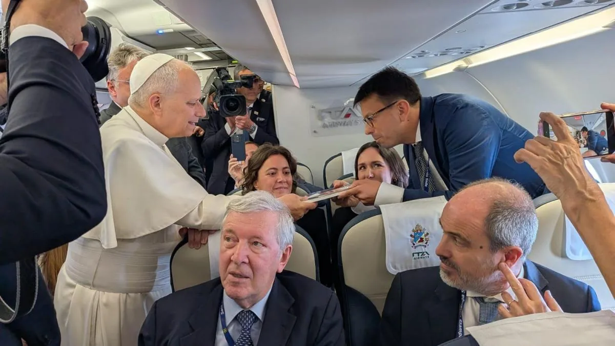 The Pope receives on the plane to Spain the book 'Leo XIV. A Pope for turbulent times', published by 'La Vanguardia'