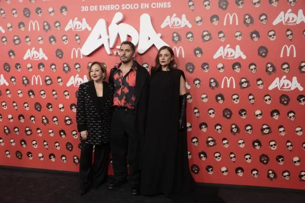 Carmen Machi junto a Paco León y Miren Ibarguren durante el photocall de la película “Aída y vuelta” en Madrid. 