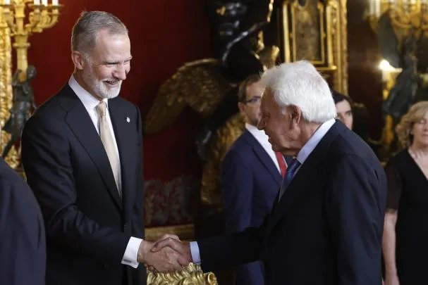 El rey Felipe VI saluda al ex presidente del Gobierno Felipe González.