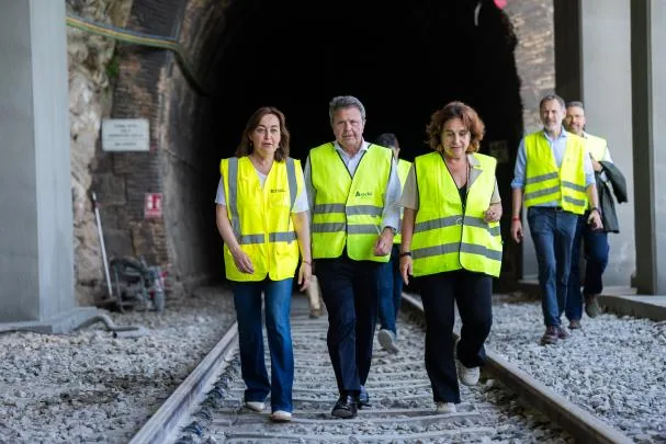 La consellera de Territori, Sílvia Paneque; el secretario de Estado, José Antonio Santano; y la alcaldesa de Sitges, Aurora Carbonell