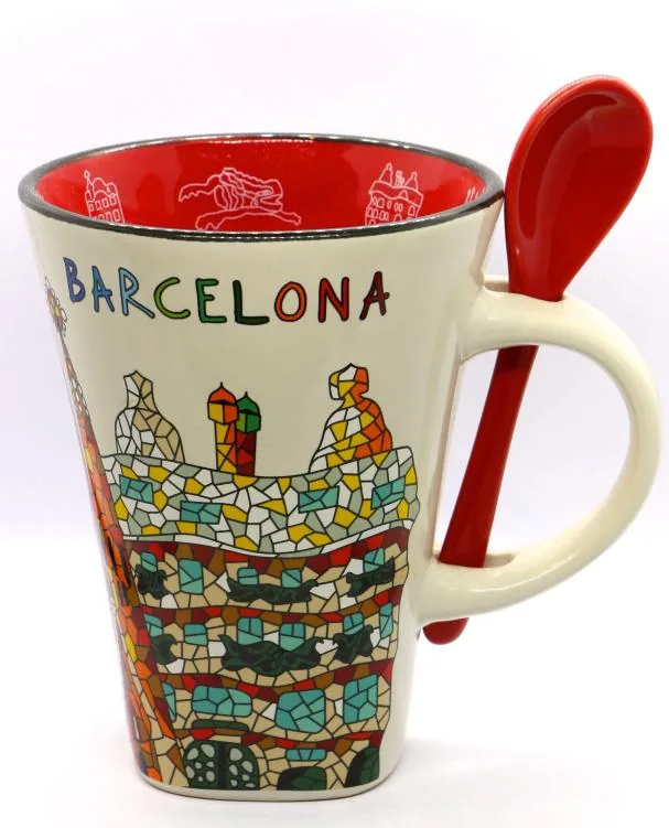 Entre los recuerdos más codiciados siempre figuran las tazas, en este caso con la Pedrera estampada