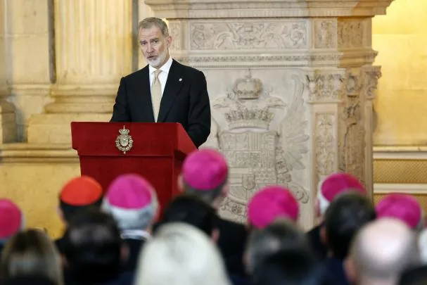King Felipe VI delivers a speech in the Hall of Columns during the official welcome ceremony for Pope Leo XIV taking place this Saturday at the Royal Palace.
