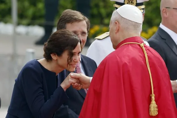 Isabel Díaz Ayuso junto al alcalde de Madrid saluda al Pontífice