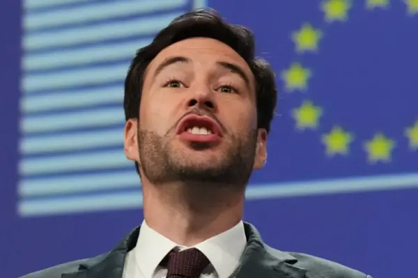 Brussels imposes a historic fine on Google while Trump finalizes his new tariffs