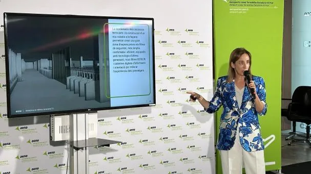 Airport director Eva Valenzuela presenting the project 