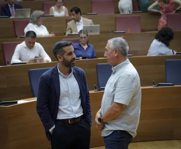 The spokespersons of PSPV and Compromís, José Muñoz and Joan Baldoví, chat during yesterday's plenary session.