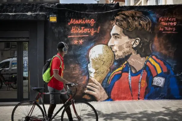 TVboy replaces Messi's mural in Joanic with another of Ferran Torres kissing the World Cup