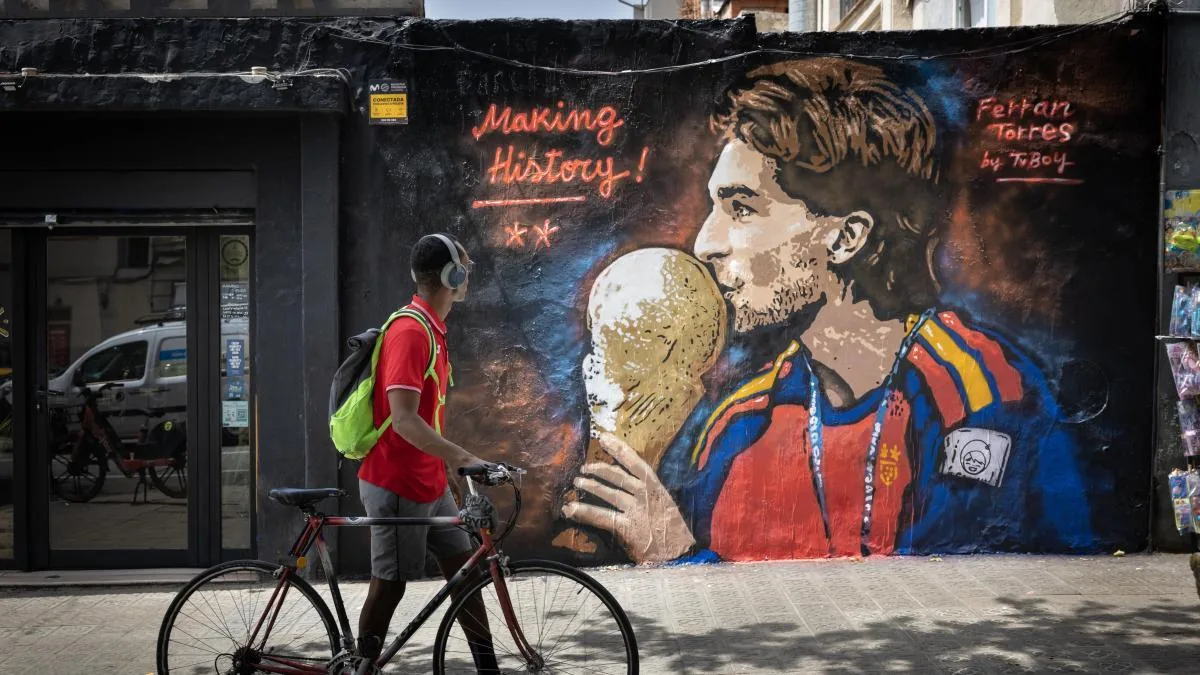 TVboy replaces Messi's mural in Joanic with another of Ferran Torres kissing the World Cup