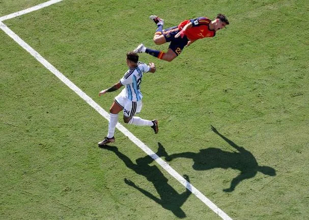 Enzo Fernandez fue expulsado por una falta sobre Cubarsí.