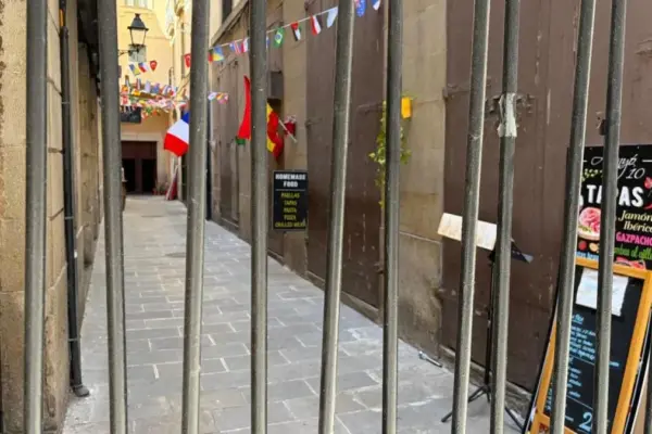 The City Council dismantles the largest illegal terrace in Barcelona again