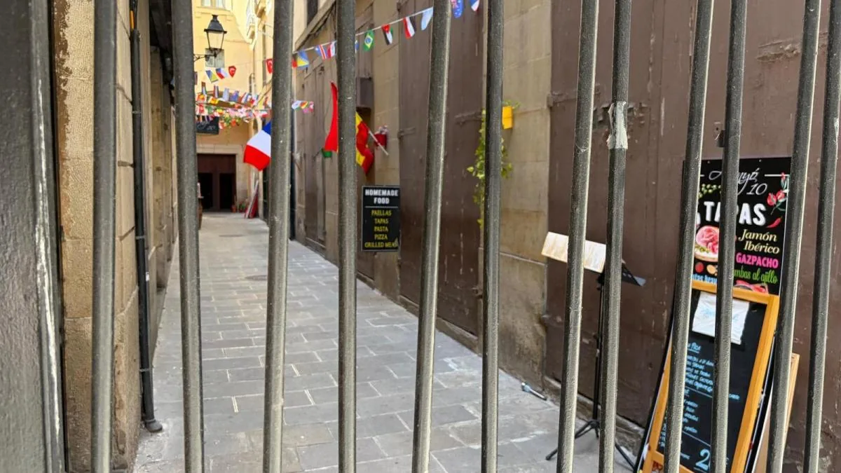 The City Council dismantles the largest illegal terrace in Barcelona again