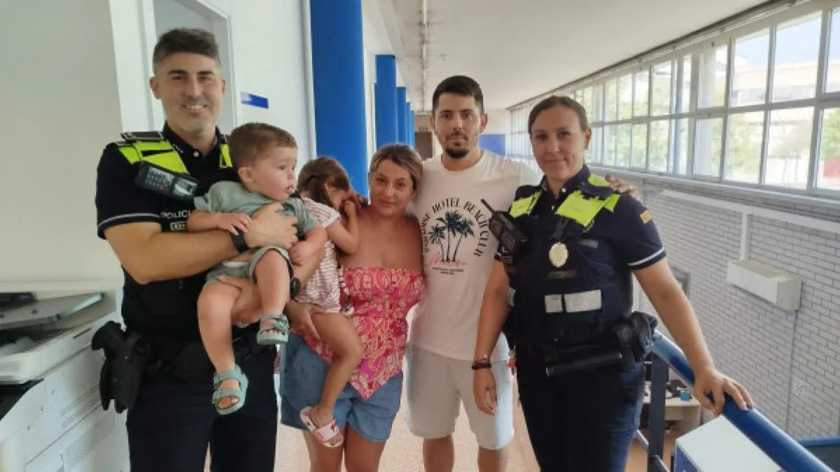 Two Local Police officers from El Prat save the life of a baby who was choking