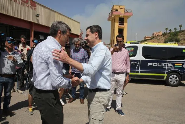 Moreno (d) y el delegado del Gobierno en Andalucía, Pedro Fernández