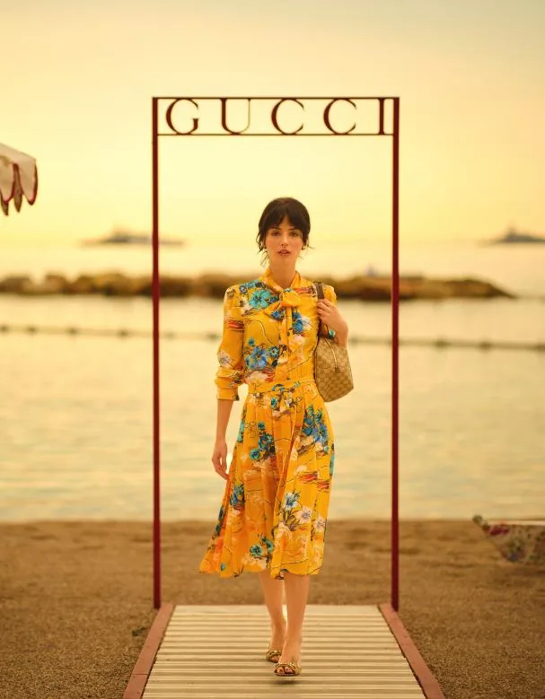Dress with pleated skirt and bow at the neck Gucci Montecarlo; Gucci Melrose bag