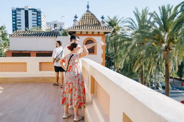 Visitantes en las terrazas de uno de los chalets de los periodistas
