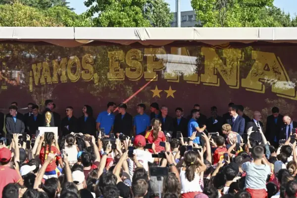 Pedro Sánchez receives the Spanish national team at Moncloa: “Finals are not played, they are won”