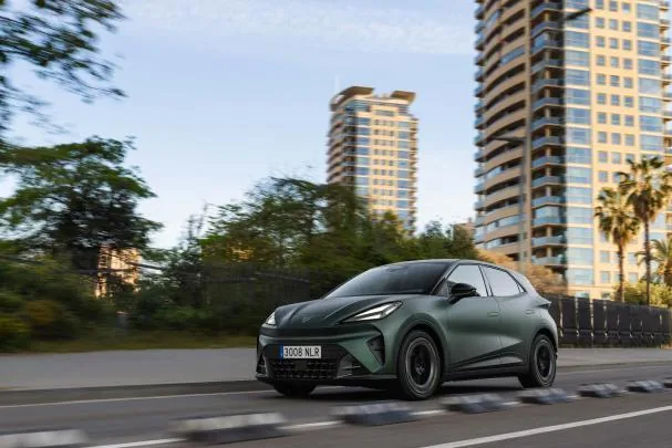 El nuevo CUPRA Raval es una interpretación radical de la movilidad eléctrica dentro y fuera de la ciudades, gracias a su dinámica de alto rendimiento y gran habitabilidad.
