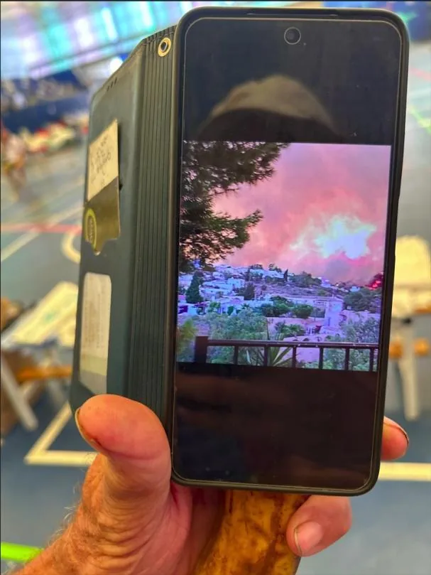 Rubin shows 'La Vanguardia' the proximity of the flames from his house