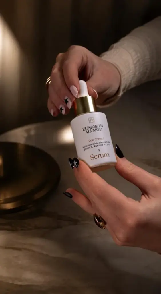 Skin Correct, from Elisabeth Álvarez Cosmetics, responds to a common concern for many people: what to do when the skin does not present a single problem, but several visible signs that coexist at the same time