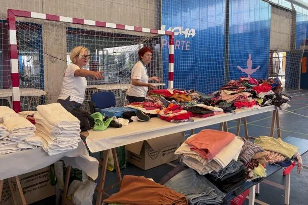 Actividad en el albergue provisional de Garrucha, que este sábado quedó cerrado