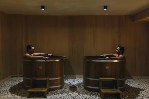 Ice baths help to recover better after long physical efforts
