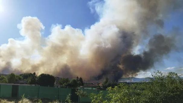 Incendio de Lozoyuela desde la localidad vecina de Mangirón.