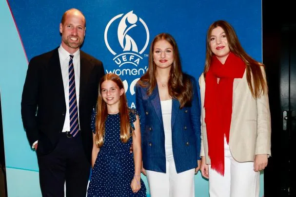 Princess Leonor and Infanta Sofía pose with Prince William of England before the start of the match corresponding to the final of the 2025 Women's Eurocup<br>​