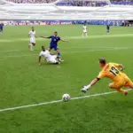 France wakes up too late but Mbappé is already touching the Golden Boot after a double.