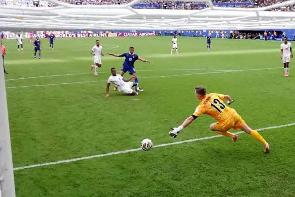 France wakes up too late but Mbappé is already touching the Golden Boot after a double.