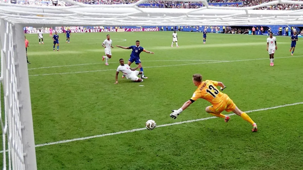 France wakes up too late but Mbappé is already touching the Golden Boot after a double.