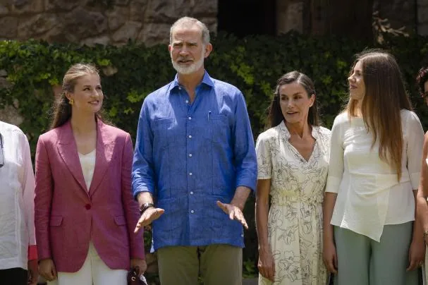 Los reyes Felipe y Letizia y sus hijas, la princesa Leonor y la infanta Sofía, este miércoles en las ruinas de Empúries