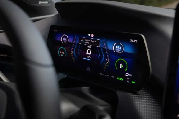 El Digital Cockpit de 10,25 pulgadas y la pantalla de 12,9 pulgadas y sistema operativo basado en Android, forman parte del conjunto informativo. CUPRA ha introducido también botones y controles físicos, pulsadores táctiles que facilitan la interacción digital.