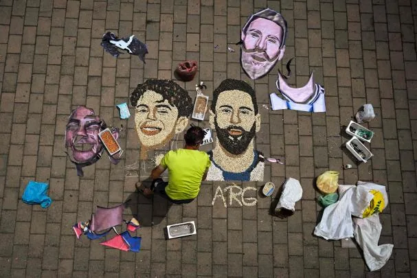 An urban artist from Kosovo polishes the drawings of Lamine Yamal and Messi