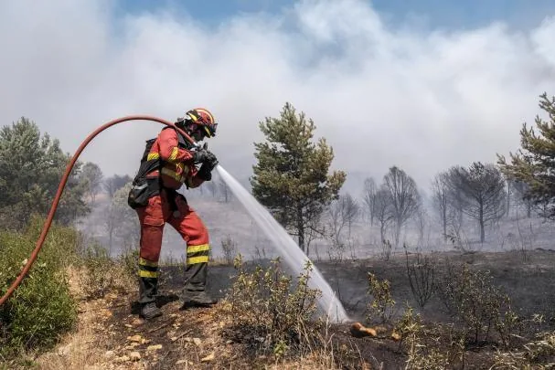 Efectivos de la Unidad Militar de Emergencias (UME) ayer trabajando en el incendio 