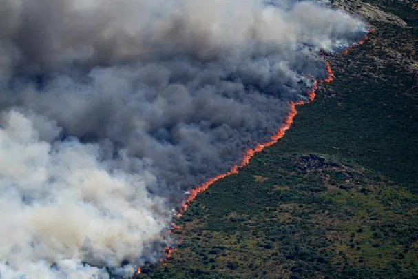 El fuego se extiende en Burgohondo. 