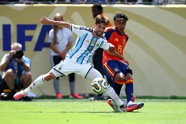 Nicolás Tagliafico anticipates Lamine Yamal 