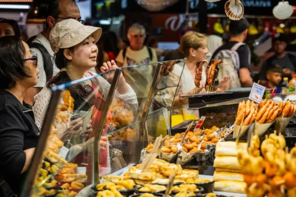 The Boqueria market does not stop the loss of visitors due to the Rambla works