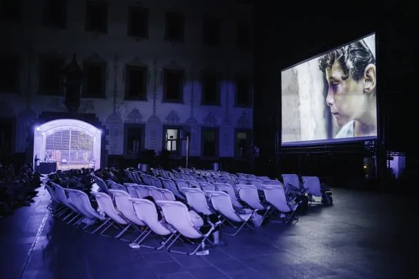 What to do on summer nights in Barcelona: open-air cinema, theater, magic, or historical tours