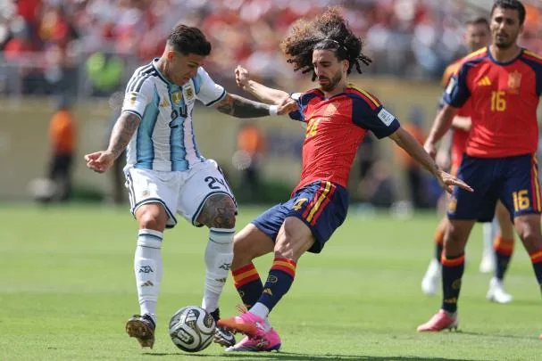 Enzo Fernández battles with Cucurella 