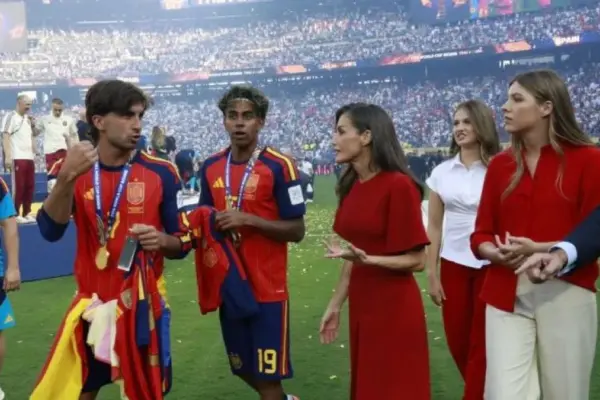 Felipe and Letizia open the Zarzuela to the kings of football, world champions