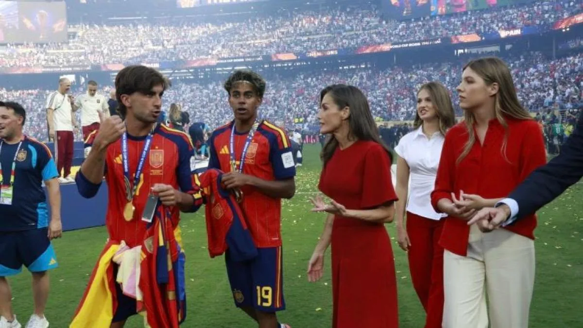 Felipe and Letizia open the Zarzuela to the kings of football, world champions