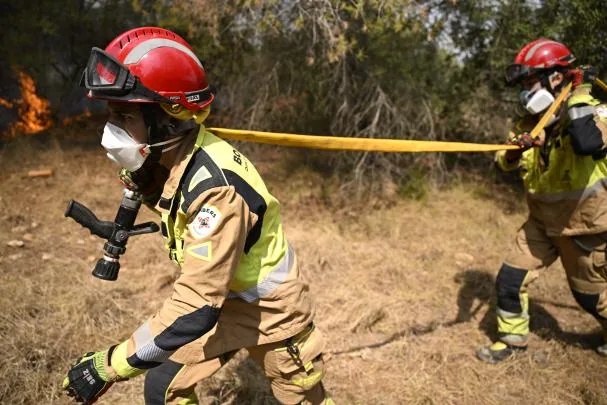 Firefighters work in Betxí (Castellón), one of the municipalities affected by the fire declared last Saturday in La Vall d'Uixó (Castellón)