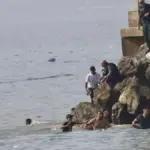 Thousands of young Moroccans head to the border with Ceuta to cross the fence