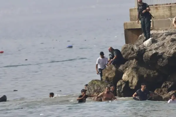 Thousands of young Moroccans head to the border with Ceuta to cross the fence